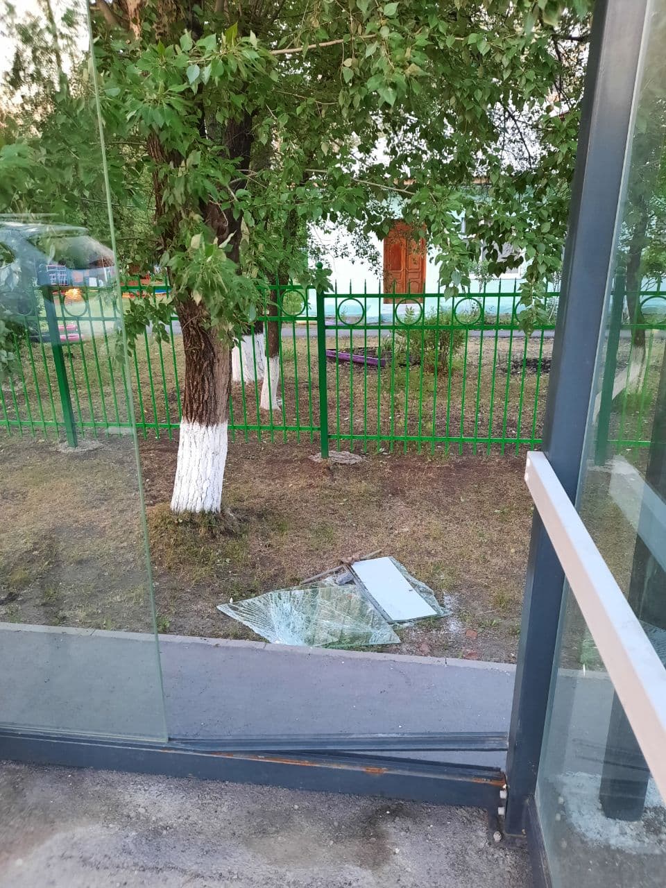 Ветер и вандалы. В Артемовском пострадали три остановочных комплекса