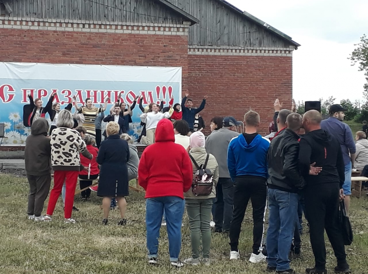 Фото предоставлено ТОМСом. Хорошее настроение дарили жителям Мостовского работники культуры.