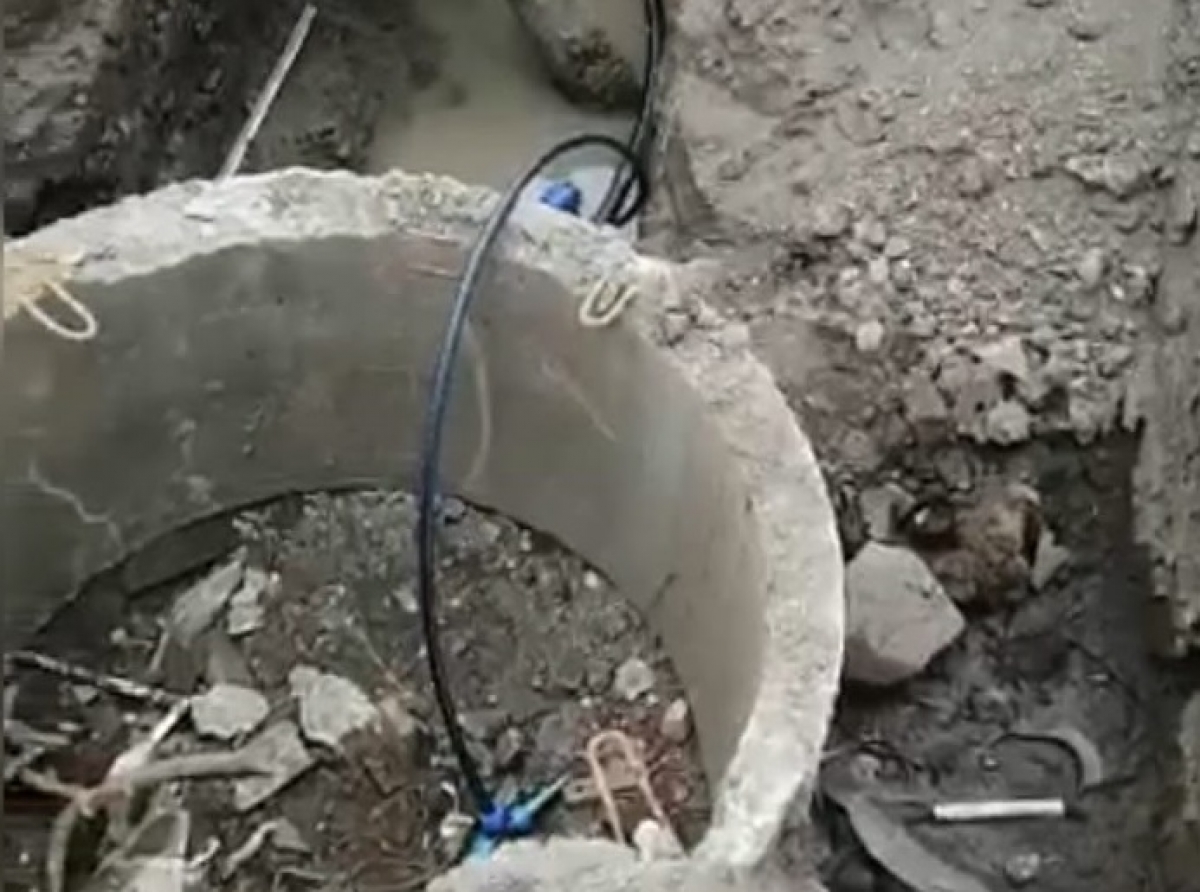 Житель улицы уверяет, что воды в домах нет