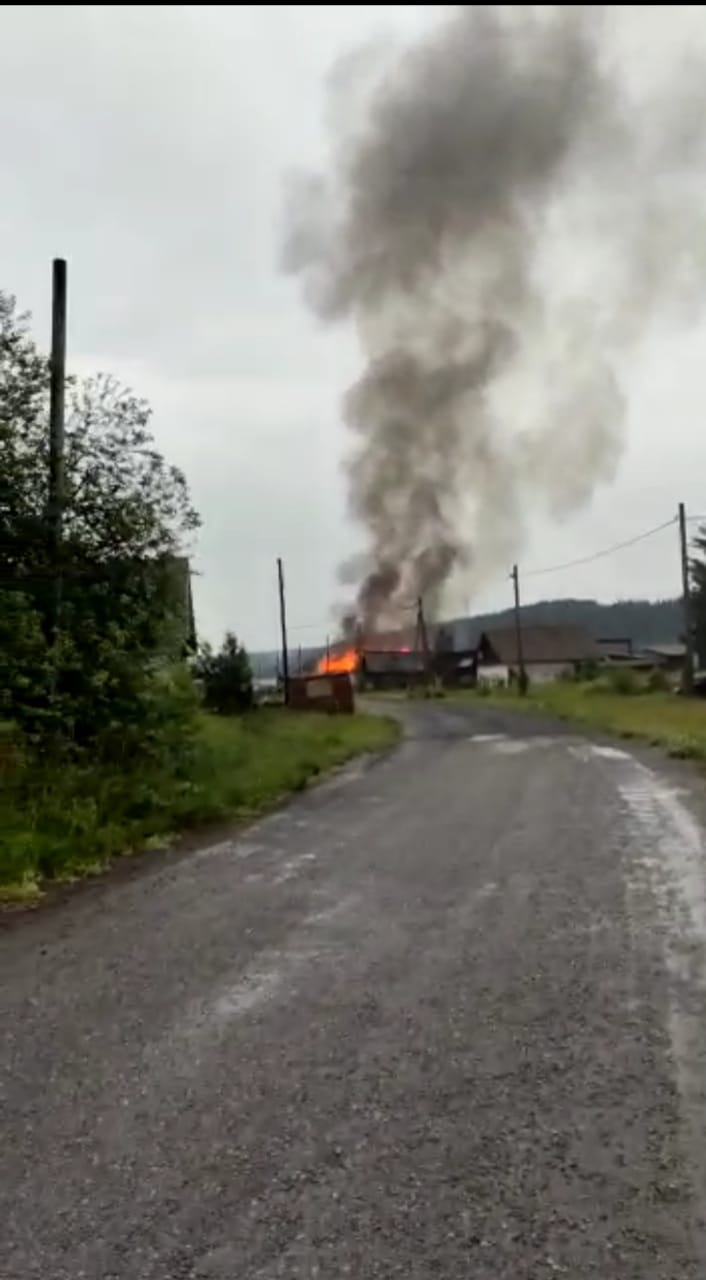 Стихия заставила вздрогнуть: от молнии сгорел дом