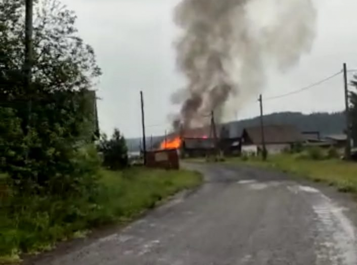 Дом загорелся после удара молнии