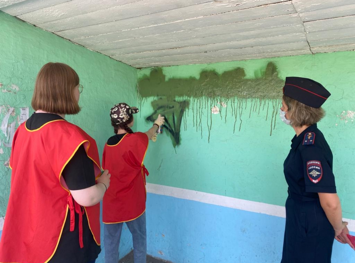 Предоставлено ОМВД. Надписи, уродующие город, периодически закрашивают. Но через какое-то время они вновь появляются на стенах домов и остановках.