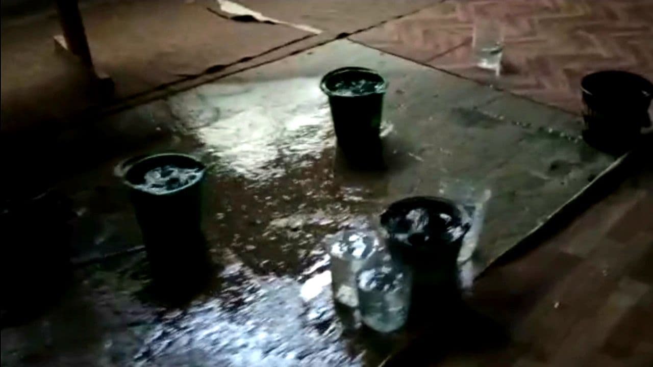 Протечки на потолке, лужи на полу. В Артемовском районе затопило спорткомплекс