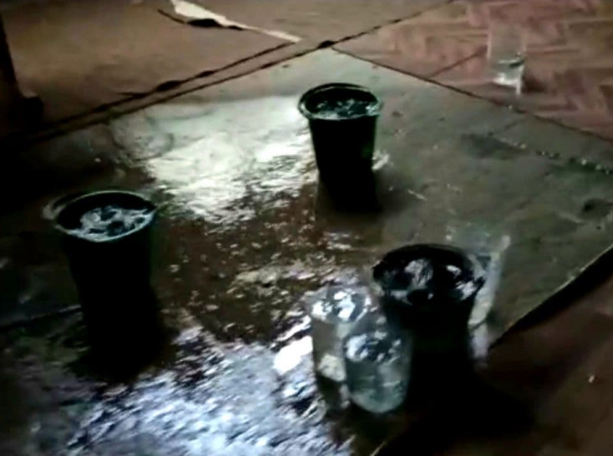 И без экспертизы понятно - в спорткомплексе явные проблемы с крышей 