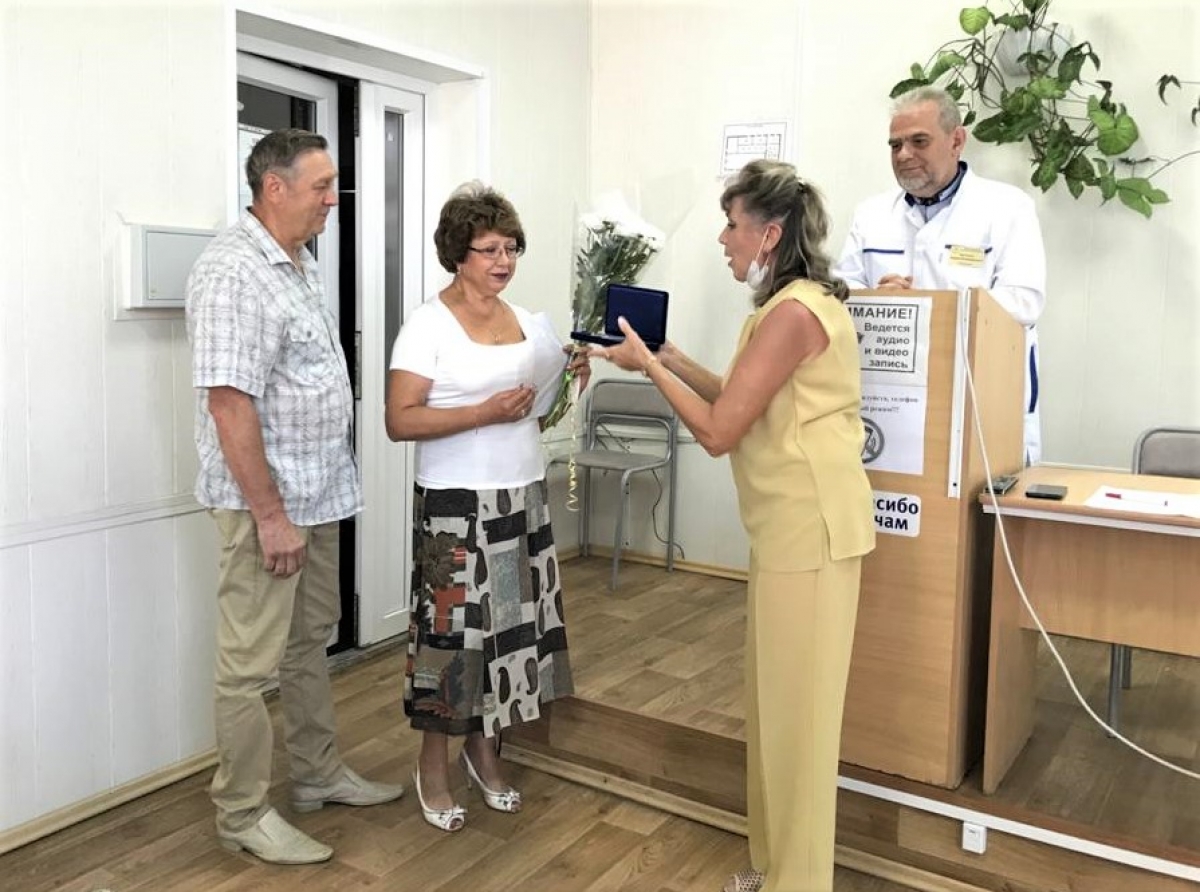 Фото пресс-службы АЦРБ. Заместитель начальника управления соцполитики С.В. Харченко на общей линейке в пятницу вручила супругам Ельчаниновым грамоты оргкомитета празднования Дня семьи, любви и верности и медали-ромашки как символ крепкой семьи. 