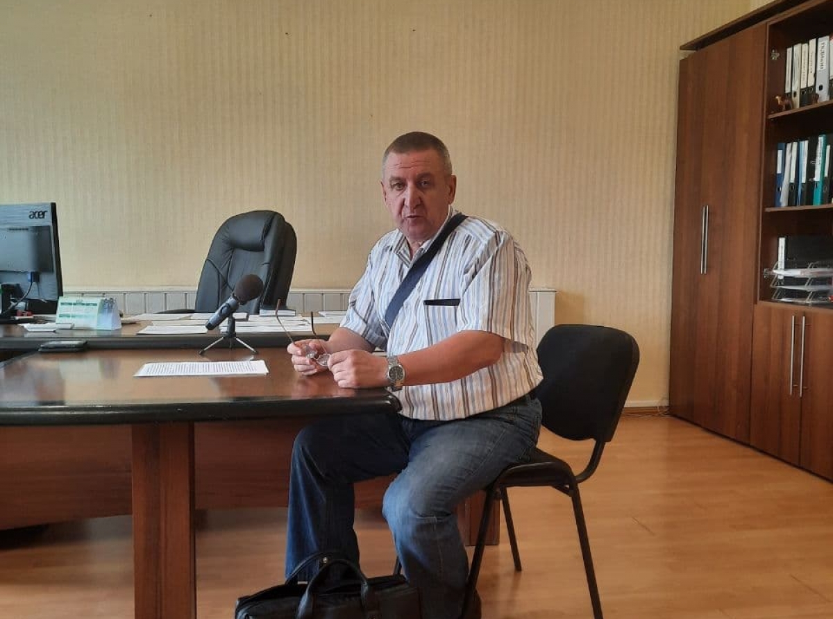 Фото Галины Таскиной. Глава ТОМС Сергей Пьянков: "Старые изношенные трубы грозили не только частыми авариями и отключениями холодной питьевой воды, они угрожали сельской школе. На протяжении длительного времени происходило подмывание водой фундамента здания. В итоге потребовалось около 5 млн рублей на его восстановление."