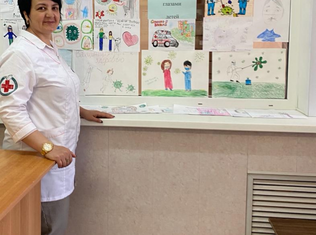 Фото из личного архива. Валентина Кайогродова: "Вот так дети из лагеря "Фаворит" представляют себе коронавирус. Ребята участвовали в конкурсе рисунков, который мы провели для них после беседы о ковиде ". Выставка размещается напротив регистратуры поликлиники.