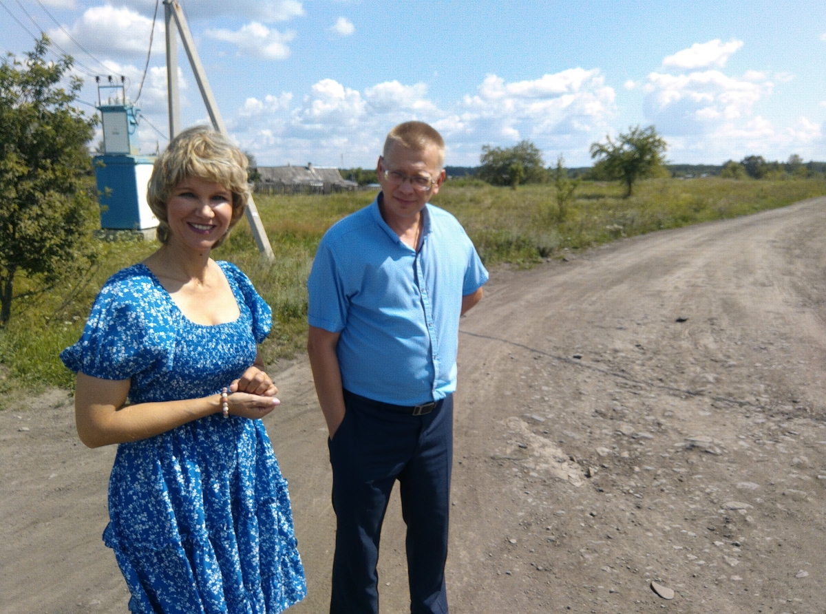 Фото: Василий Ергашев. Депутат Т. Петрова и директор "Жилкомстроя" А. Шуклин выехали на проблемный участок