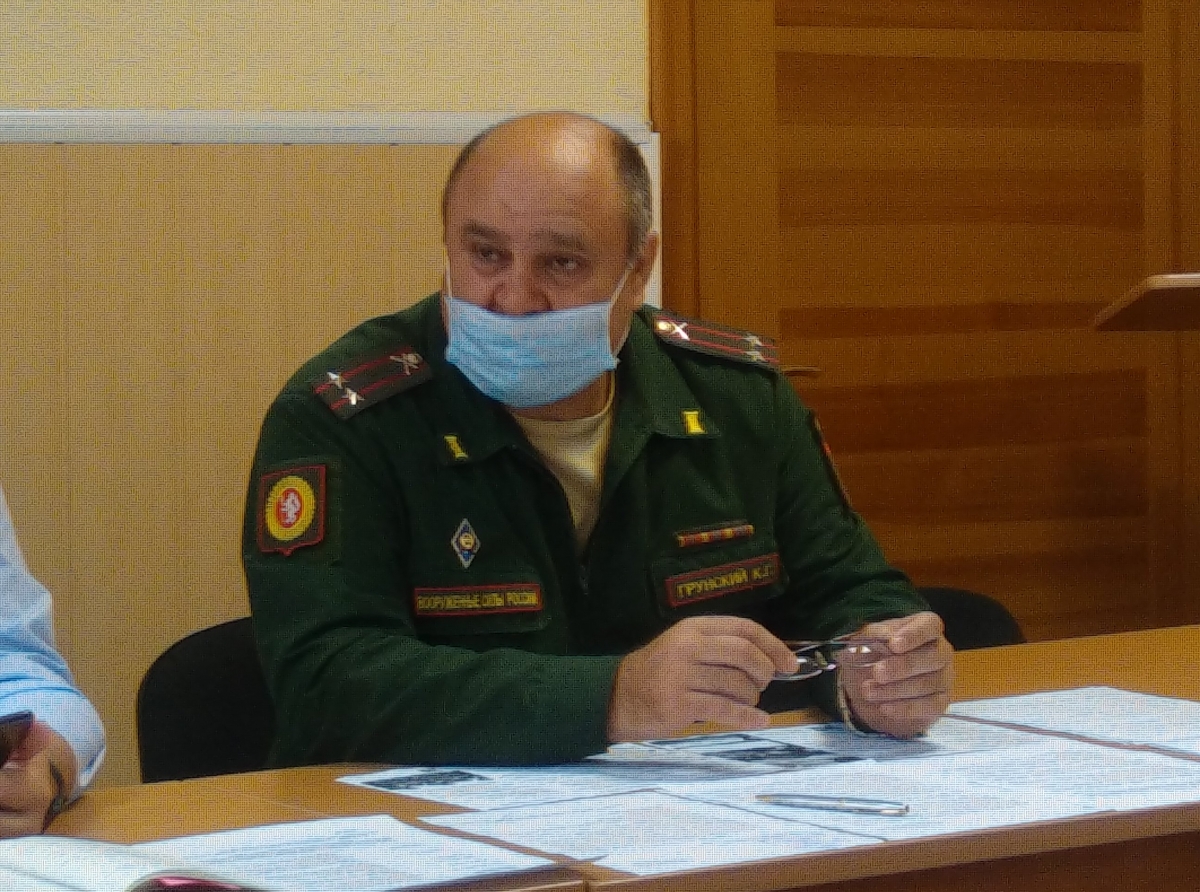 Фото: Василий Ергашев. Военком К. Грунский приглашает артемовцев на службу в резерв