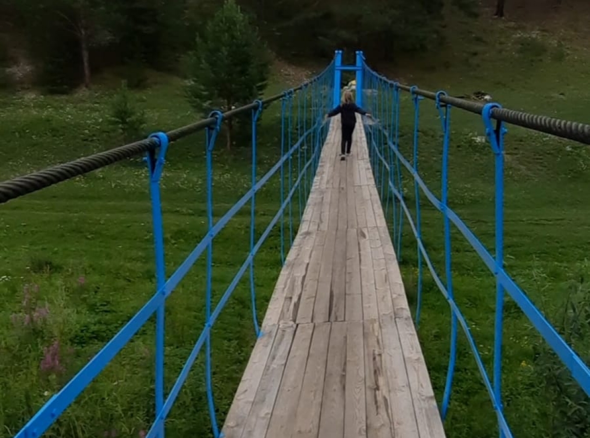 фото: Галина Таскина. Качающийся мост посещают многие туристы