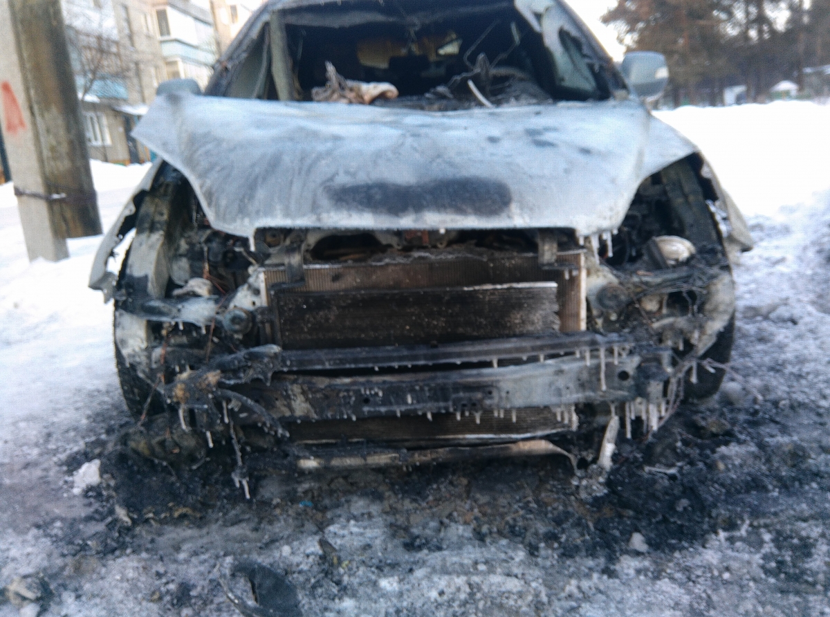 Фото: Василий Ергашев. Преступник облил горючей жидкостью переднюю часть машины