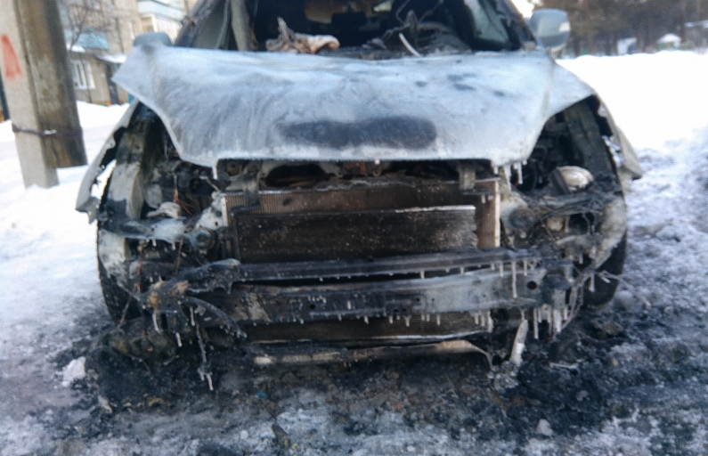 Фото: Василий Ергашев. Преступник облил горючей жидкостью переднюю часть машины