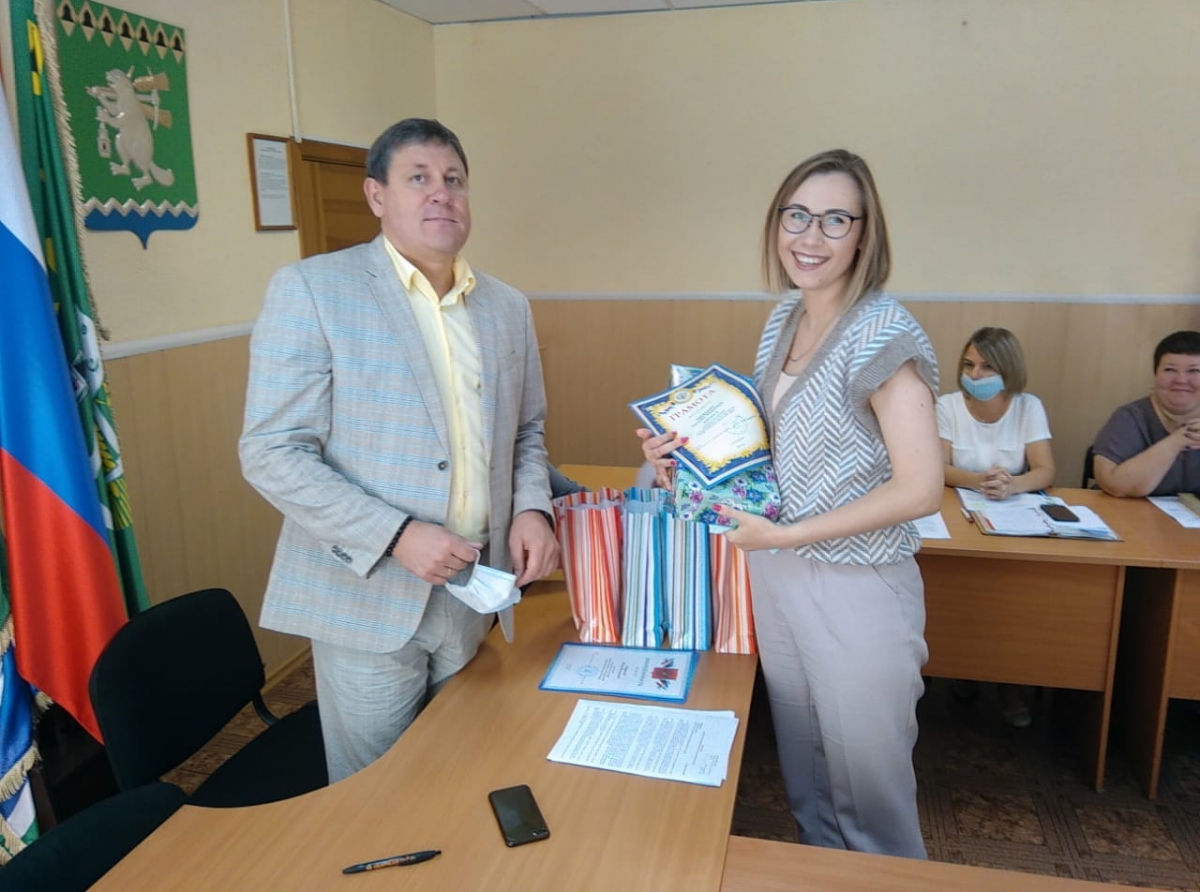 Фото Василия Ергашева. Победительница конкурса получает грамоту и подарок из рук главы АГО Константина Трофимова