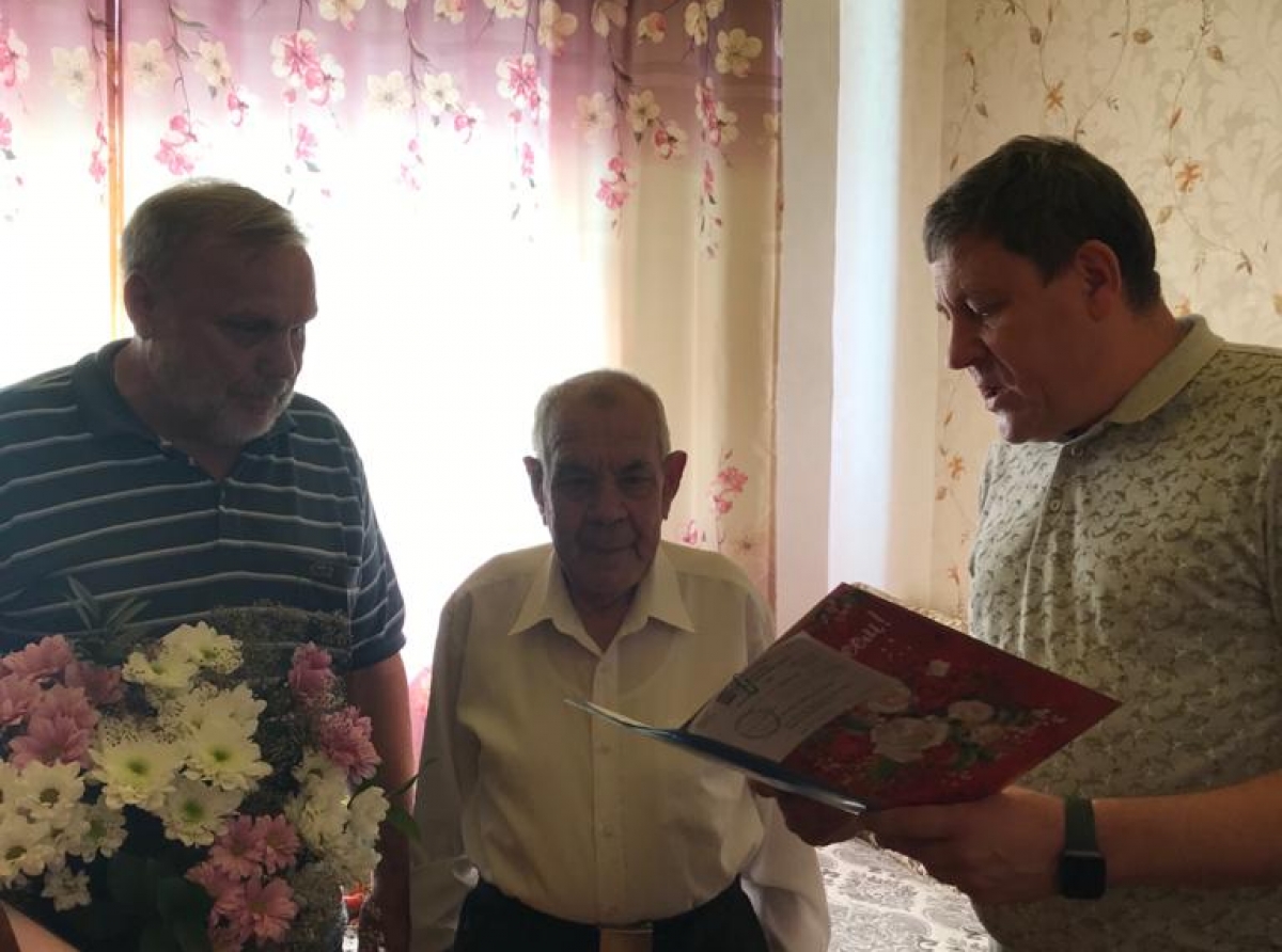 Депутат Думы АГО А. Малых и глава АГО К. Трофимов поблагодарили ветерана за достойный труд