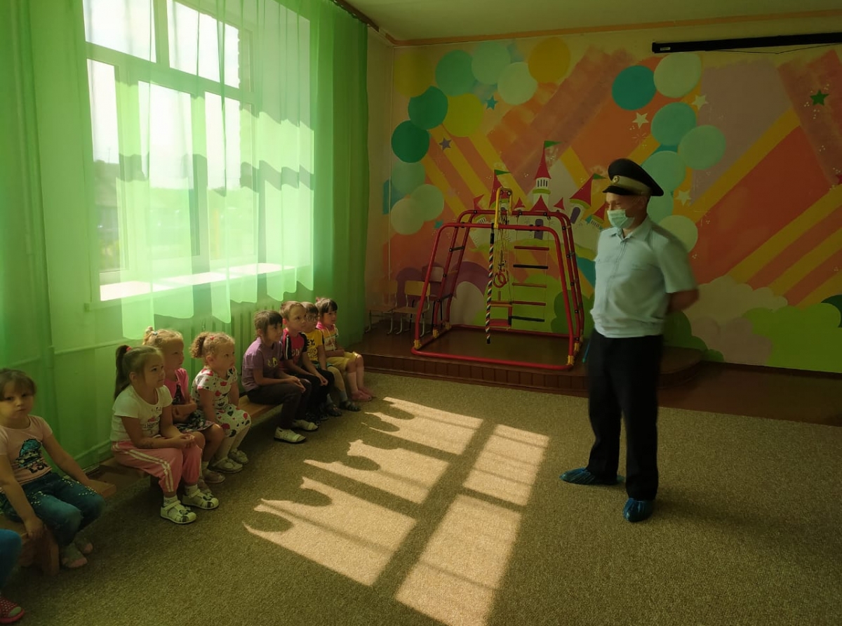 Фото предоставлено ОМВД. С малышами беседовали о правилах дорожного движения