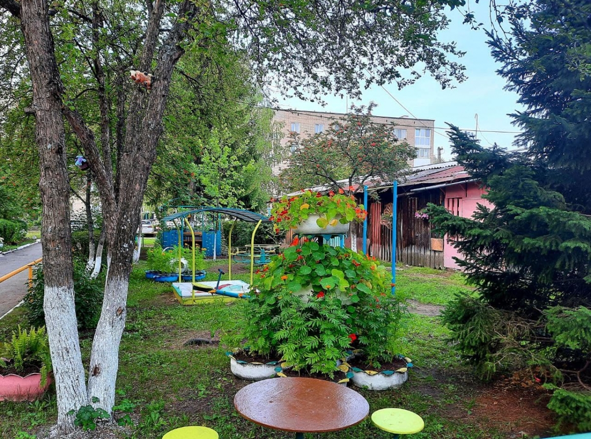 Дворик на ул. Чехова - небольшой. Тихий и спокойный, он утопает в зелени и цветах. Здесь приятно отдыхать.