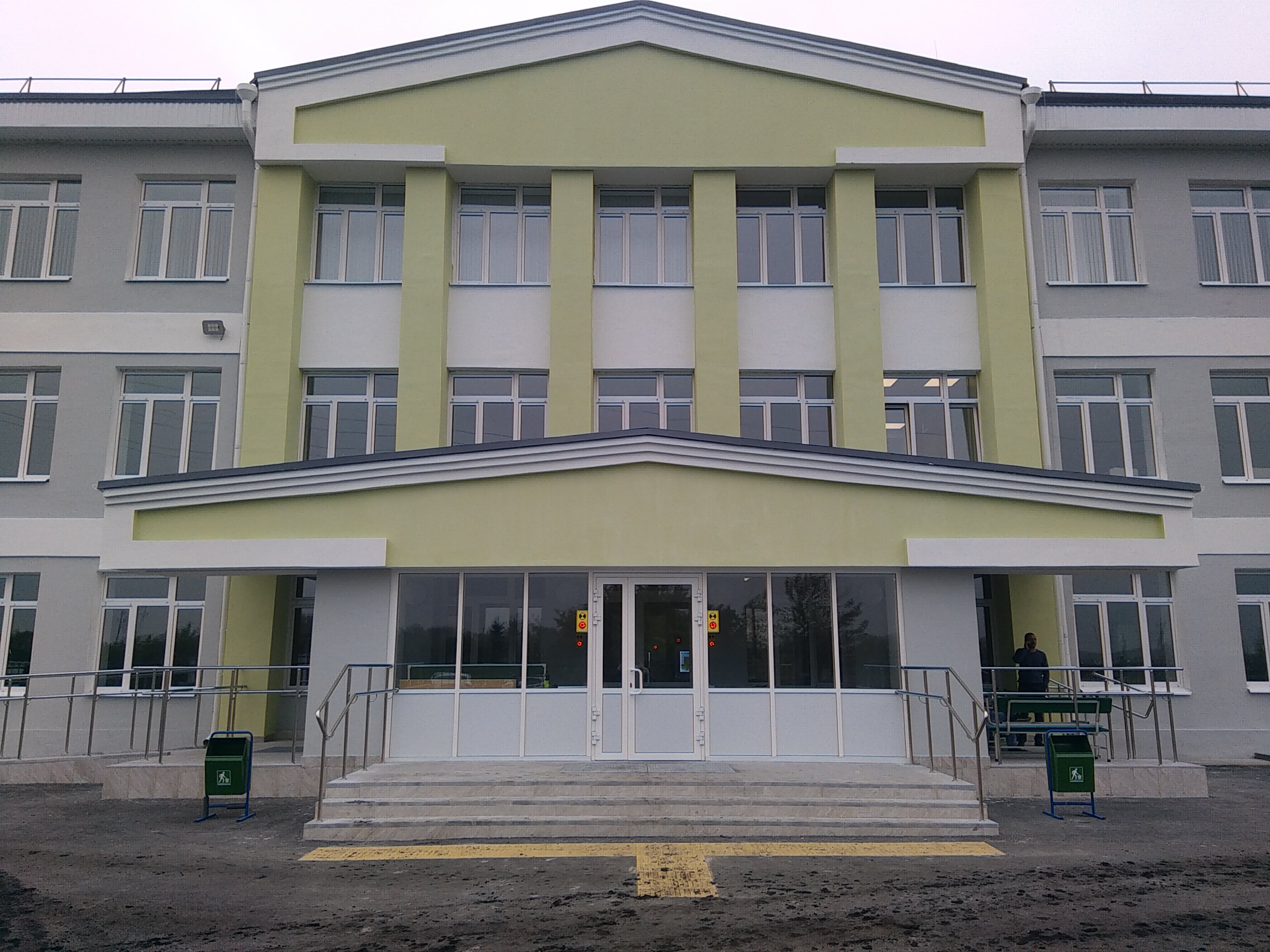 Артемовская глубинка: выпускник увидел родную школу и перекрестился 