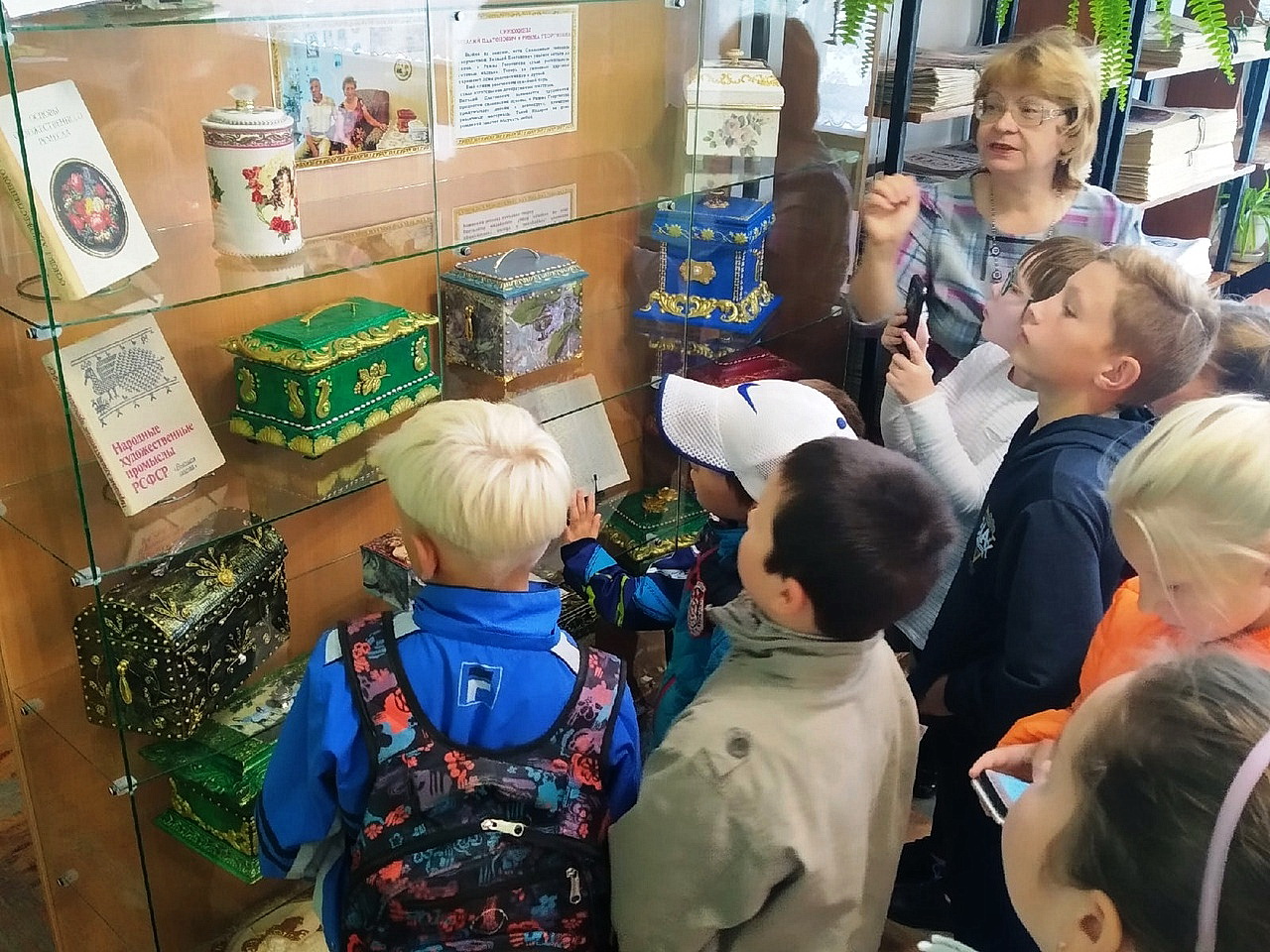 На память остались меч, шерстяные цветы и шкатулки 