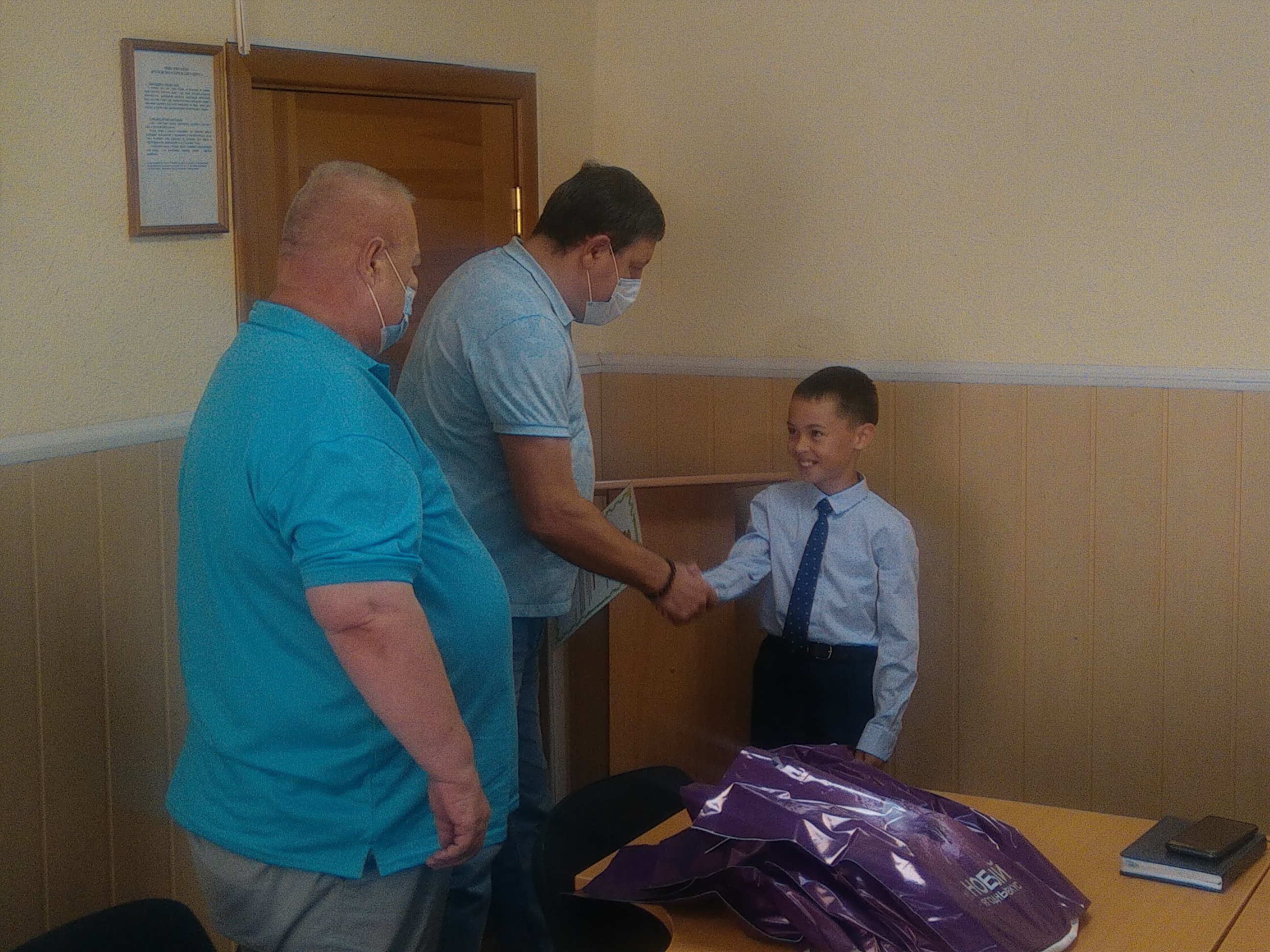 Артемовских футболистов наградили за победу в Сочи