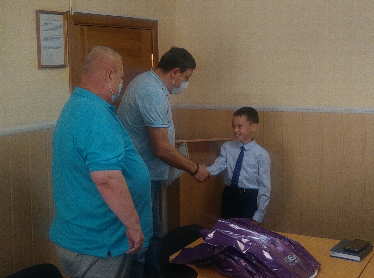 Фото: Василий Ергашев. Ребят чествовали в торжественной обстановке