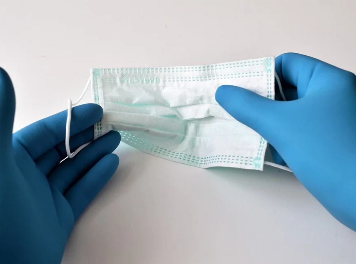 Фото с сайта https://pixabay. Не время убирать подальше маски и перчатки. Вирус все еще активен и очень опасен.