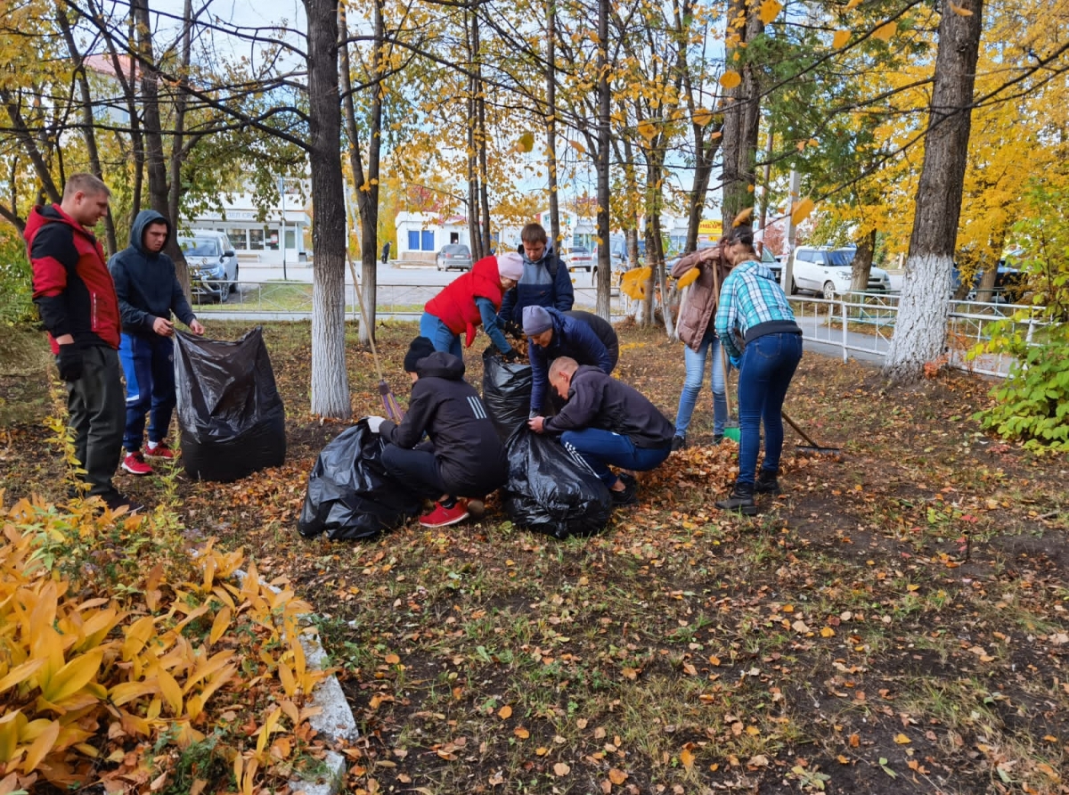 Фото ОМВД. Полицейские личным примером показали: нужно бережно относиться к окружающему миру