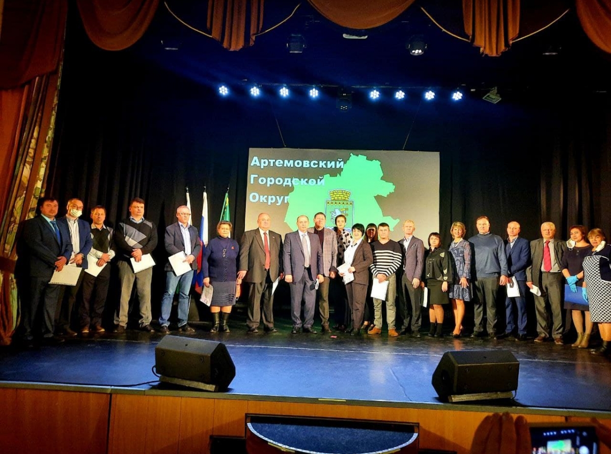 Фото Галины Таскиной. Депутаты Дума VII созыва на сцене почти в полном составе