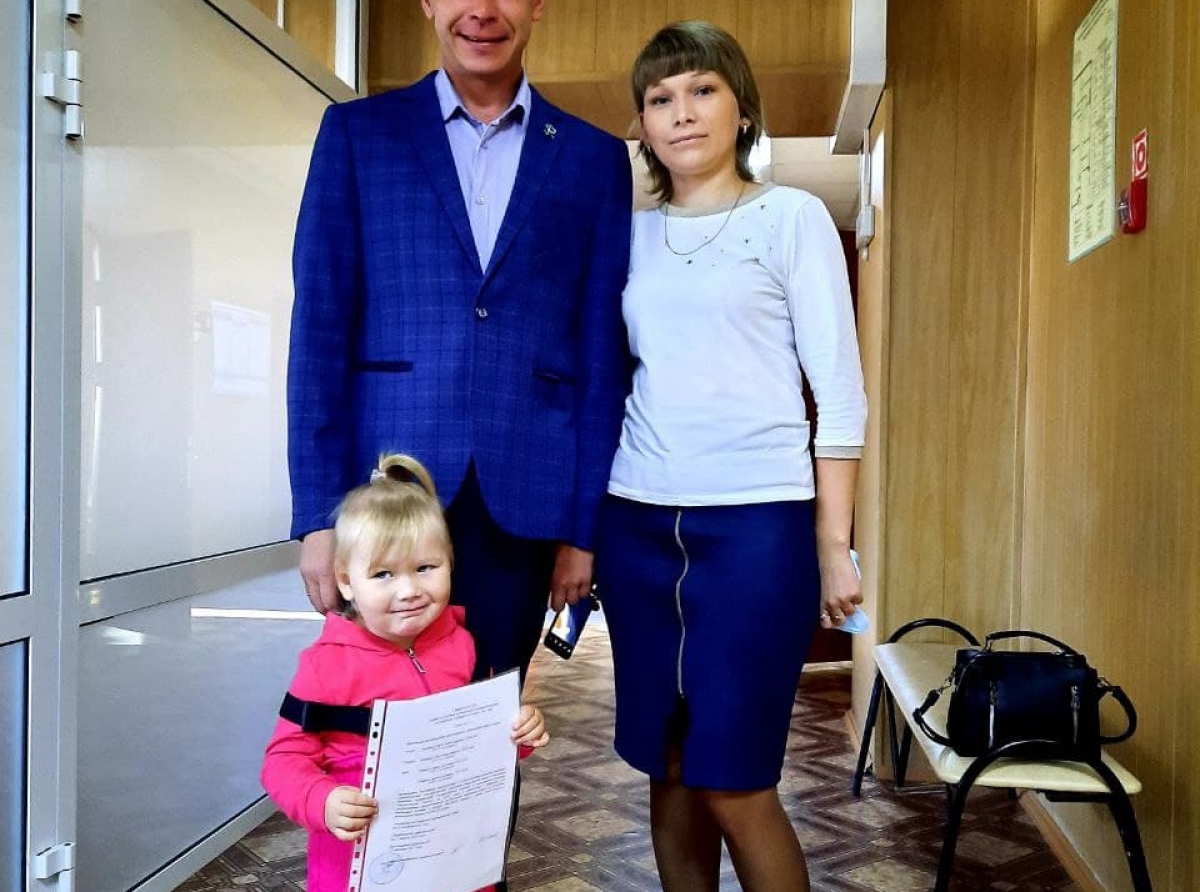 Фото Галины Таскиной. Счастливый обладателя сертификата