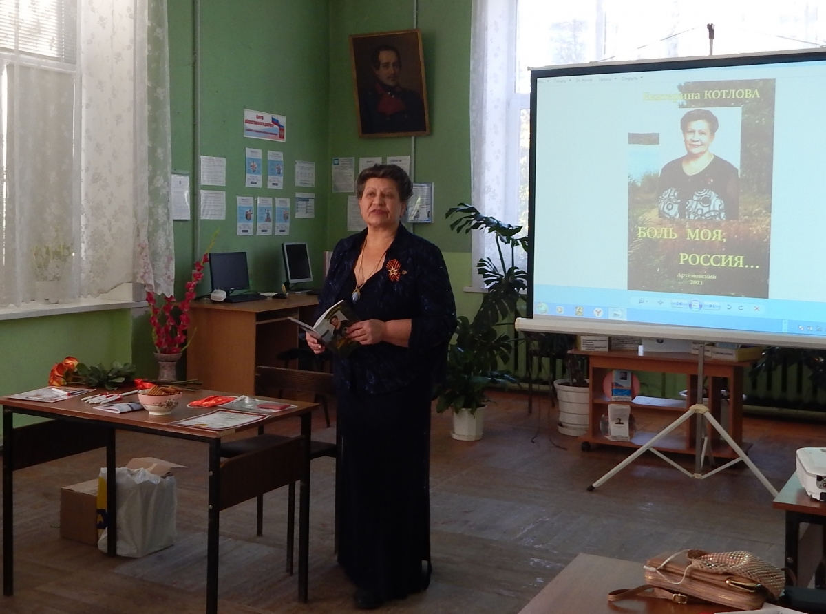 Фото: Натальи Федоровой. В подарок от депутата у каждого остался сборник произведений