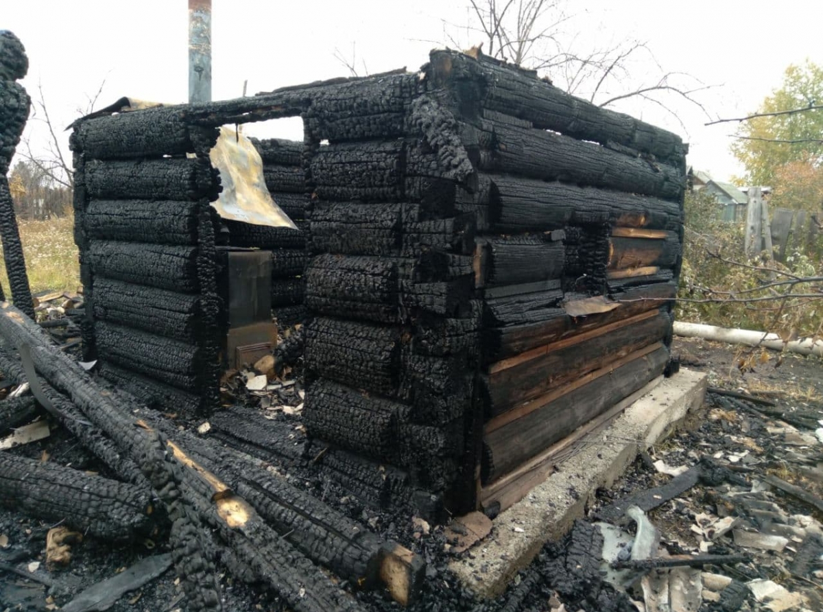 Фото Павел Страхов. Баня полностью выгорела