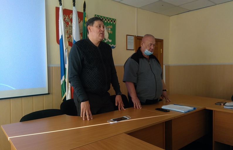 Глава АГО К. Трофимов и председатель Думы В. Арсенов приветствовали собравшихся