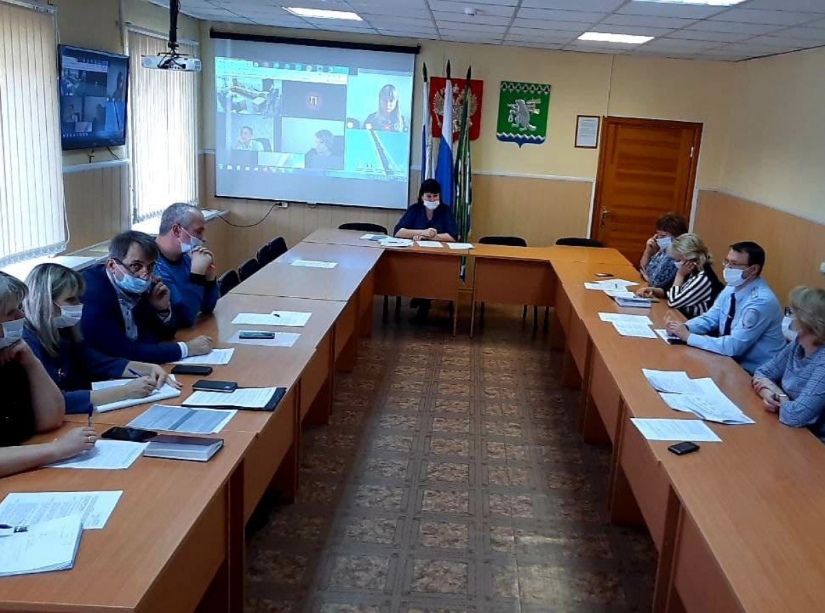 Фото Галина Таскина. На штабе по борьбе с ковидом чиновники, медики и представители разных учреждений обсуждают ситуацию и решают, какие меры необходимы, чтобы заболеваемость пошла на спад.