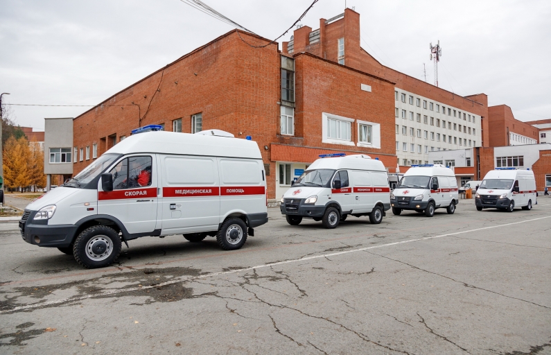 Фото предоставлено ДИП Свердловской области. Передача машин скорой медицинской помощи в областные больницы.