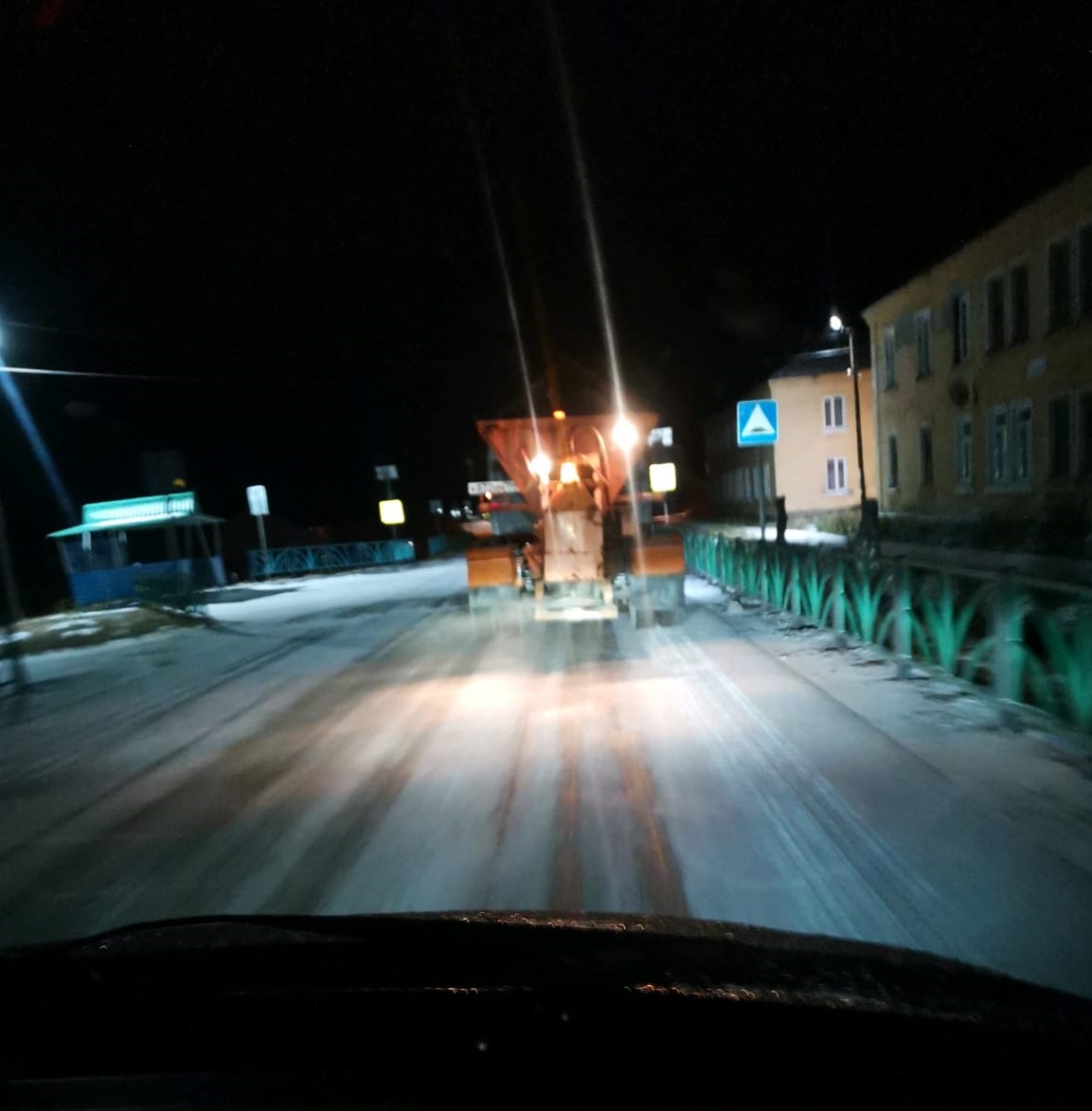 Первый гололед. Ночью на улицы города вышла спецтехника