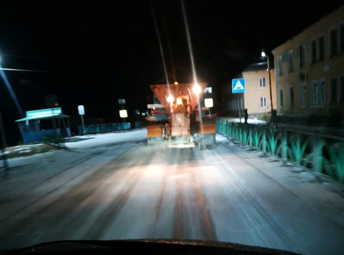 Фото предоставлено ЖКС. 26 октября 2021 г. Глубокая ночь. Горожане спят, дорожные службы работают