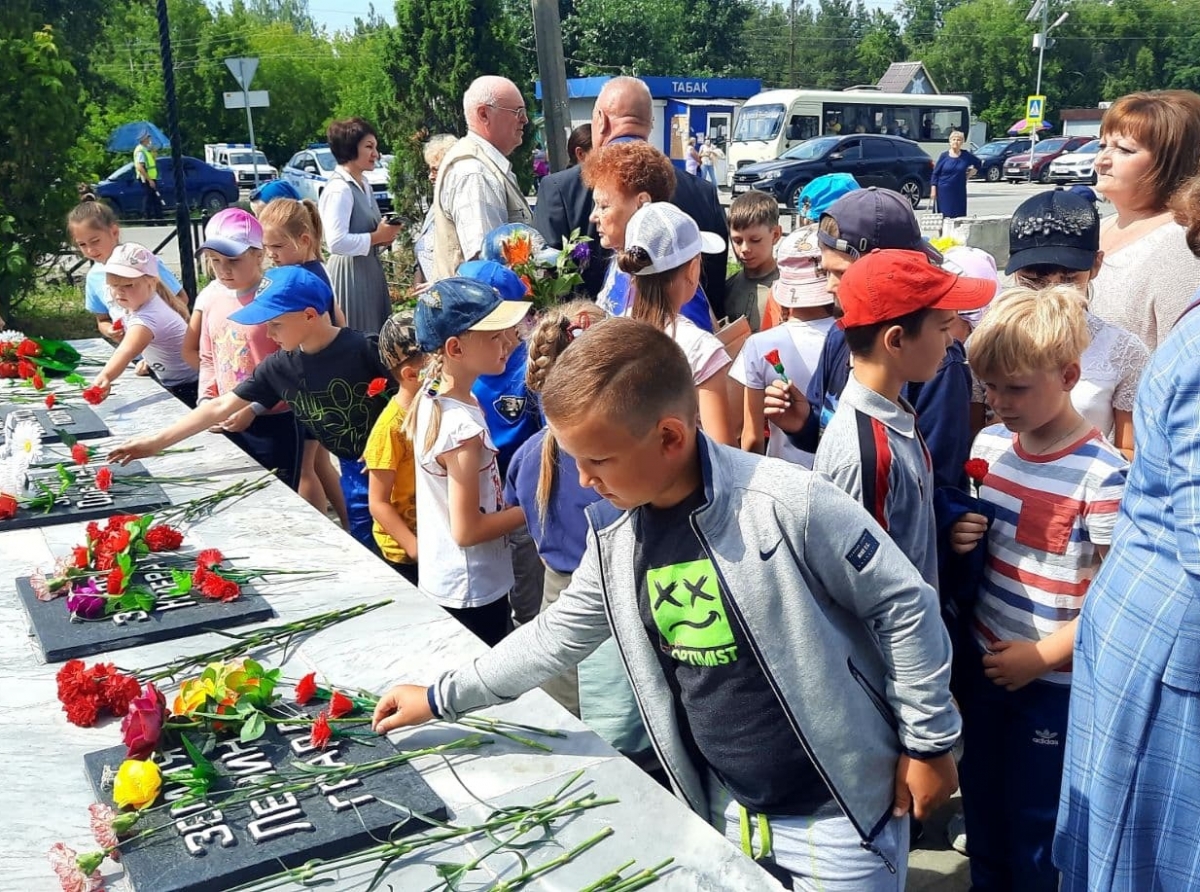 Фото из архива редакции. Чтить память, любить Родину. Этому артемовцев учат с детского сада.