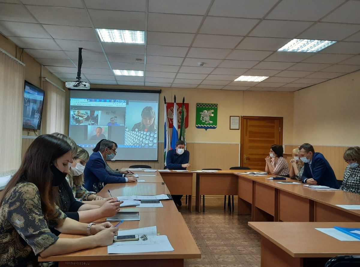 Фото Галина Таскиной.Глава АГО Константин Трофимов: «Призываю артемовцев быть благоразумными и провести нерабочую неделю максимально безопасно: отказаться от поездок и путешествий, остаться дома, с семьей. Всем нам сейчас нужно поберечься!»