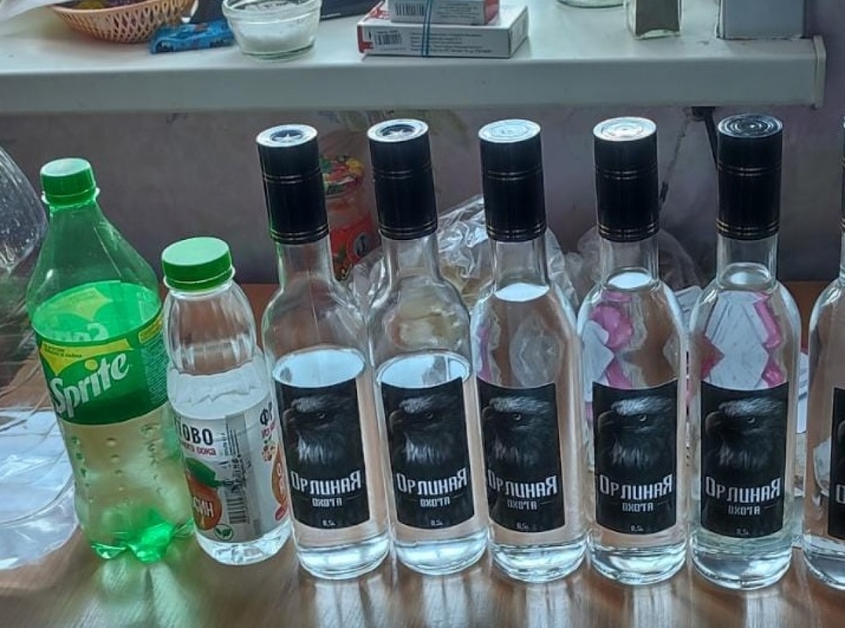 Фото ОМВД. Если вам стало известно, где незаконно торгуют спиртосодержащими жидкостями просим сообщить по телефону «02» или (34363)-2-12-02.