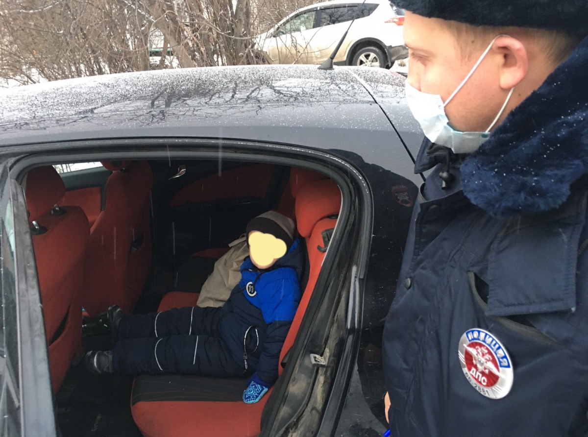 Фото предоставлено ОМВД. Среди сознательных и ответственных взрослых есть те, что пренебрегают правилами дорожного движения и рискуют жизнями детей.