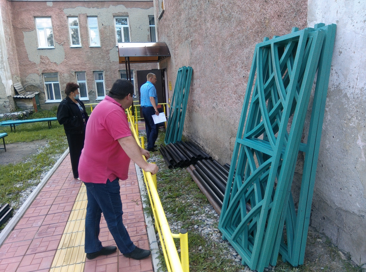 Фото: Василий Ергашев. Этим летом установлено ограждение по улице Кутузова, у ДК "Угольщиков"