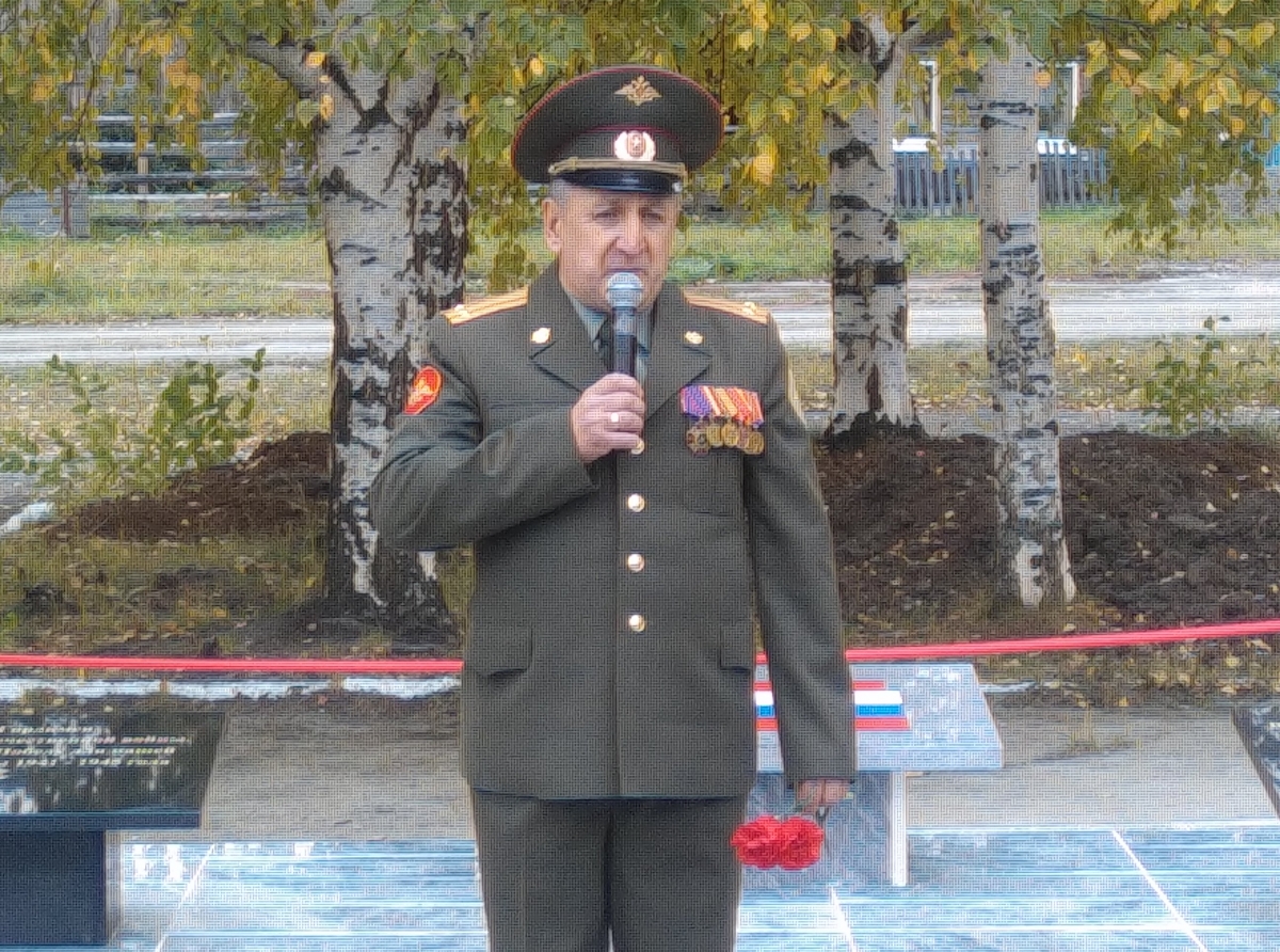 Фото: Василий Ергашев. На открытии памятника в п. Незевай