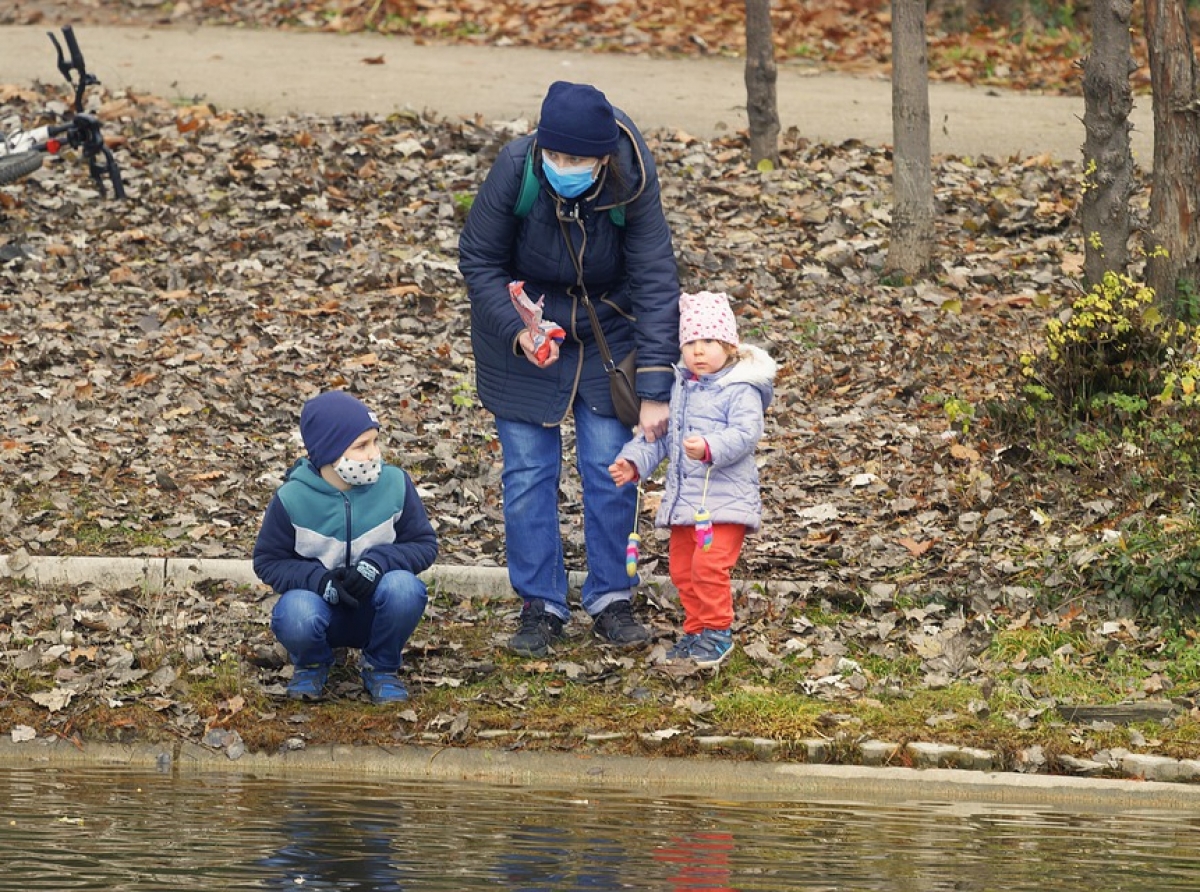 Фото с сайта https://pixabay. Проведите время с детьми, оградите их от вируса!