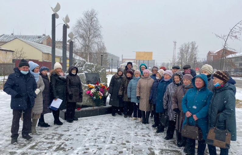 Памятники репрессированным установлены по всей стране. В Артемовском он расположен на ул. Молодежи