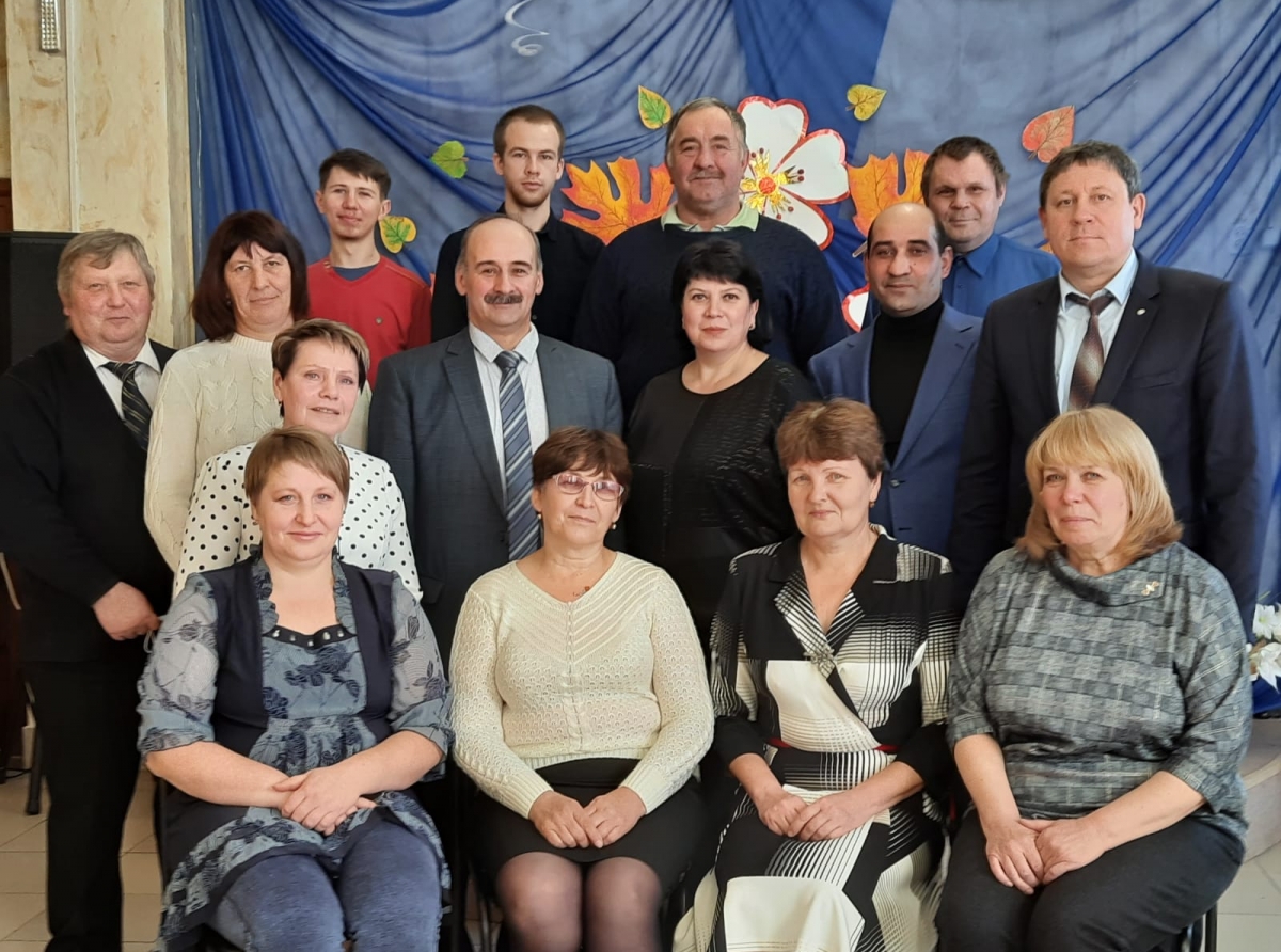 Работники культуры для виновников торжества организовали небольшой концерт.