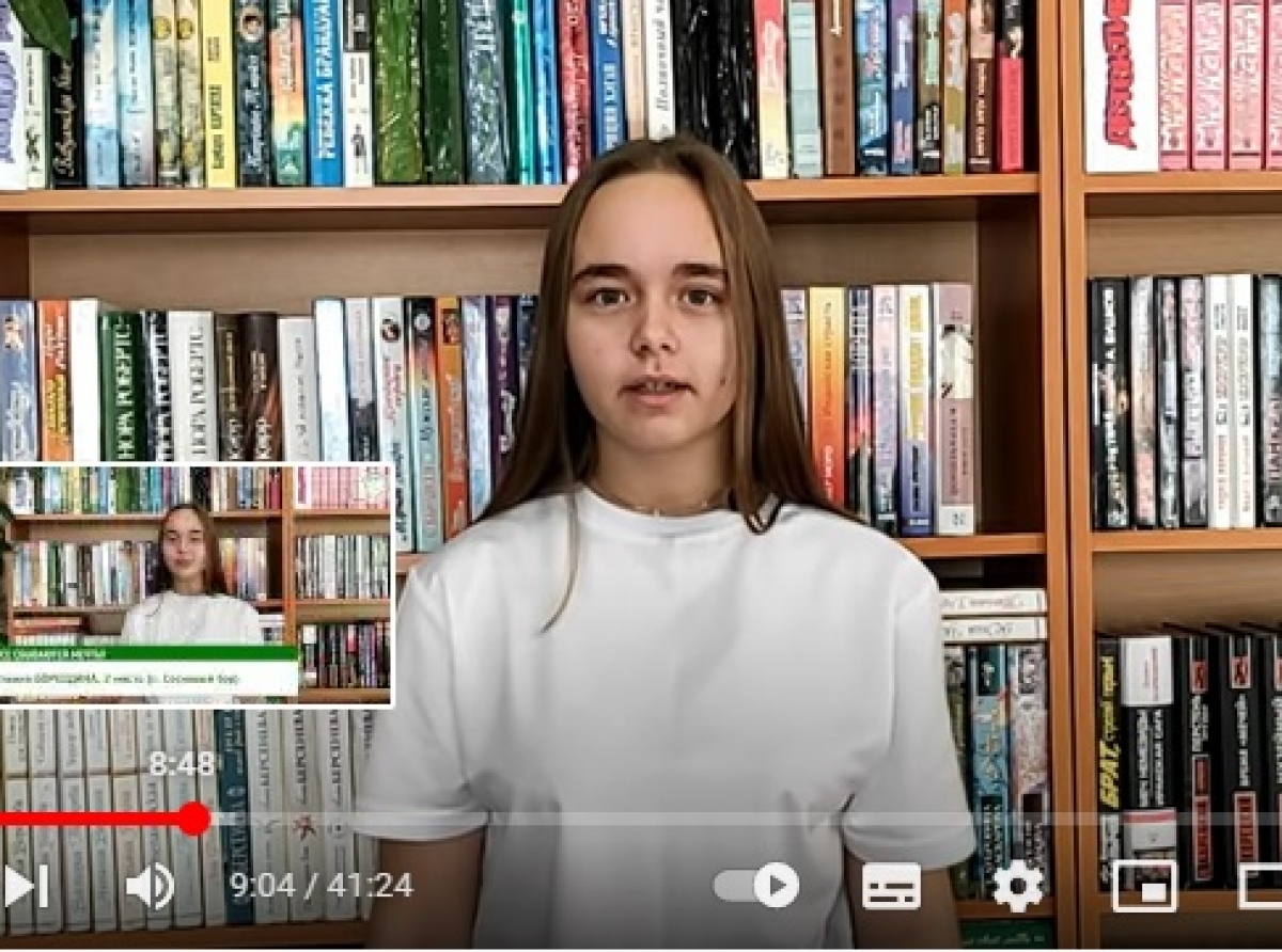 Скрин с ютуб. Юная поэтесса живо и артистично читает стихи 