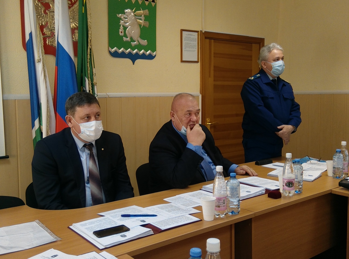 Фото: Василий Ергашев. На заседении присутствовали все 20 депутатов. Голосовали почти по всем вопросам единогласно.