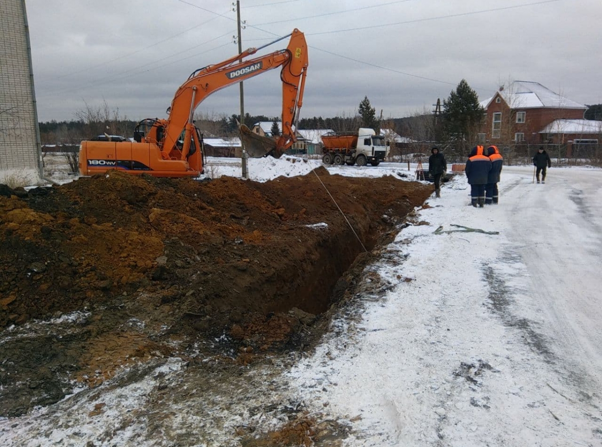Фото: Василий Ергашев. Строители активно прокладывают трубы.