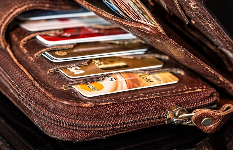 Фото с сайта https://pixabay. Злоумышленник дождался подходящего момента и вытащил банковскую карту из сумки потерпевшей