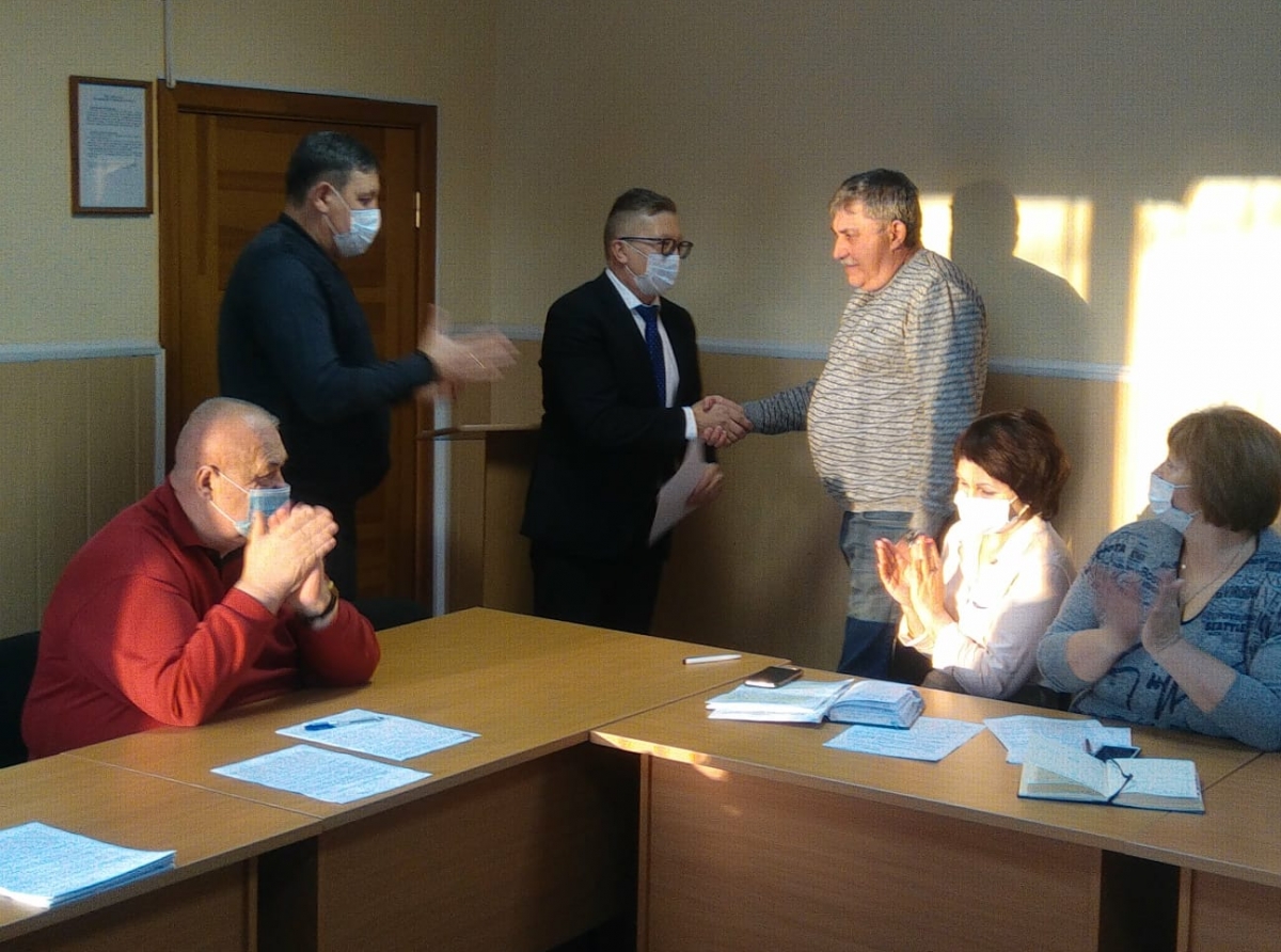 Фото Василия Ергашева. Благодарственные письма водителям вручали в администрации в понедельник, 15 ноября, на утреннем аппаратном совещании