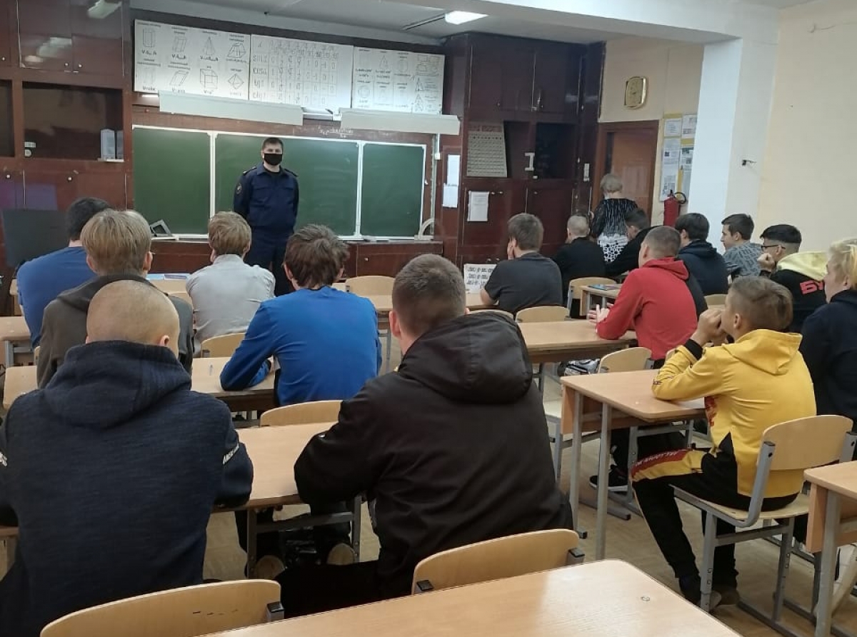 Фото - архив ОМВД. В ходе операции полицейские проведут беседы с подростками о вреде потребления наркотиков в школах, средних специальных учебных заведениях